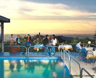 カデル ルーポ モンテルーポ・アルベーゼ